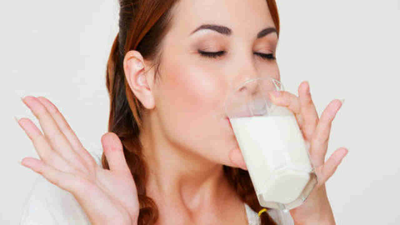 Milk Side Effects: ఆ టైమ్‌లో పాలు తాగితే ఆరోగ్యం డేంజర్‌లో పడినట్లే.. తప్పక తెలుసుకోవాల్సిన విషయాలివే