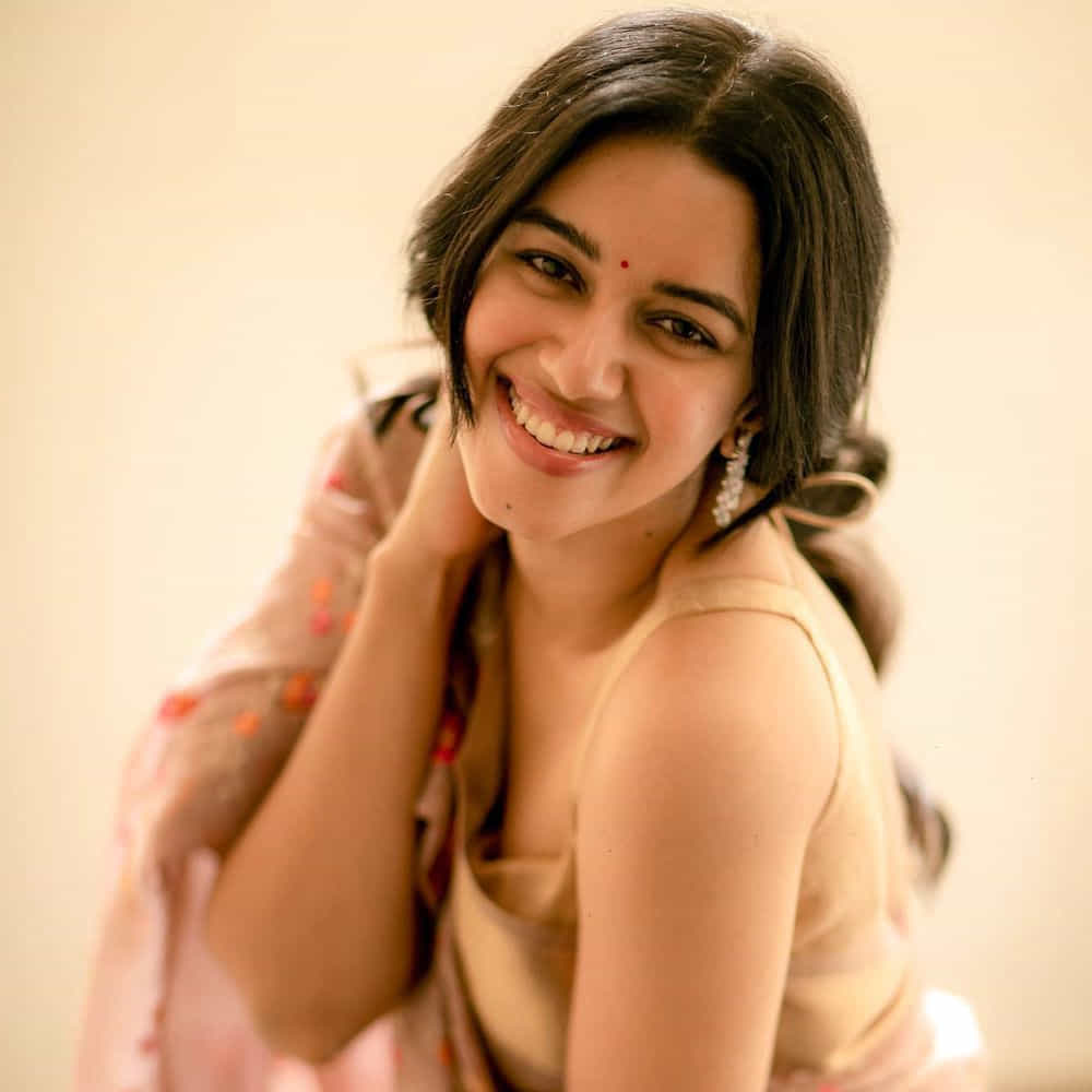 మృణాళిని రవి.. సోషల్ మీడియాలో డబ్స్మాష్తో వీడియోలు చేసి.. రాత్రికి రాత్రే సెలబ్రిటీ స్టేటస్ అందుకుంటున్నది ఈ తమిళ భామ. తమిళ నాడుకు చెందిన మృణాళిని.తమిళ నాట ఫుల్ పాపులారిటీ సంపాదించింది. తాజాగా మృణాళిని రవి బ్యూటీఫుల్ ఫోటోస్ సోషల్ మీడియాలో ఎట్ట్రాక్ట్ చేస్తున్నాయ్.