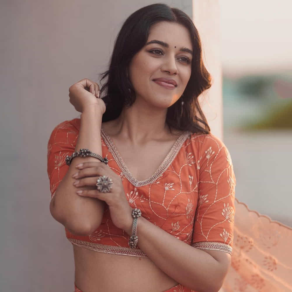 మృణాళిని రవి... సోషల్ మీడియాలో డబ్స్మాష్తో వీడియోలు చేసి.. రాత్రికి రాత్రే సెలబ్రిటీ స్టేటస్ అందుకుంటున్నది ఈ తమిళ భామ. తమిళ నాడుకు చెందిన మృణాళిని సోషల్ మీడియాలో వీడియోలను పోస్ట్ చేస్తూ.. తమిళ నాట ఫుల్ పాపులారిటీ సంపాదించింది. ప్రస్తుతం పలు చిత్రాలతో ఈ నటి బిజీగా ఉంది.