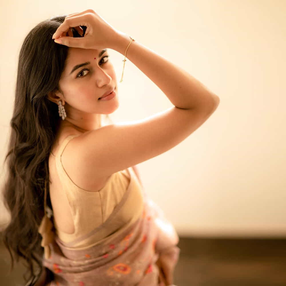 మృణాళిని రవి.. సోషల్ మీడియాలో డబ్స్మాష్తో వీడియోలు చేసి.. రాత్రికి రాత్రే సెలబ్రిటీ స్టేటస్ అందుకుంటున్నది ఈ తమిళ భామ. తమిళ నాడుకు చెందిన మృణాళిని.తమిళ నాట ఫుల్ పాపులారిటీ సంపాదించింది. తాజాగా మృణాళిని రవి బ్యూటీఫుల్ ఫోటోస్ సోషల్ మీడియాలో ఎట్ట్రాక్ట్ చేస్తున్నాయ్.