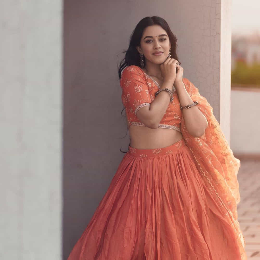 మృణాళిని రవి... సోషల్ మీడియాలో డబ్స్మాష్తో వీడియోలు చేసి.. రాత్రికి రాత్రే సెలబ్రిటీ స్టేటస్ అందుకుంటున్నది ఈ తమిళ భామ. తమిళ నాడుకు చెందిన మృణాళిని సోషల్ మీడియాలో వీడియోలను పోస్ట్ చేస్తూ.. తమిళ నాట ఫుల్ పాపులారిటీ సంపాదించింది. ప్రస్తుతం పలు చిత్రాలతో ఈ నటి బిజీగా ఉంది.
