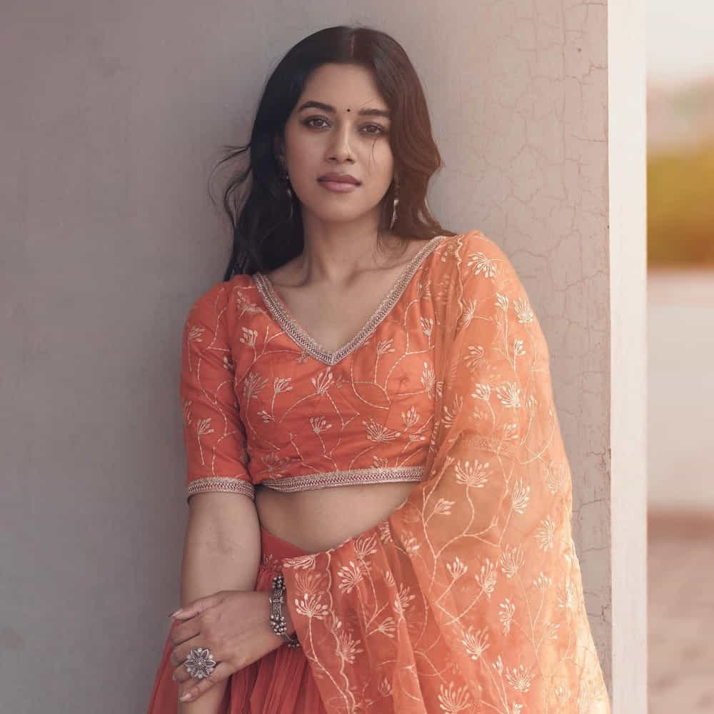 మృణాళిని రవి... సోషల్ మీడియాలో డబ్స్మాష్తో వీడియోలు చేసి.. రాత్రికి రాత్రే సెలబ్రిటీ స్టేటస్ అందుకుంటున్నది ఈ తమిళ భామ. తమిళ నాడుకు చెందిన మృణాళిని సోషల్ మీడియాలో వీడియోలను పోస్ట్ చేస్తూ.. తమిళ నాట ఫుల్ పాపులారిటీ సంపాదించింది. ప్రస్తుతం పలు చిత్రాలతో ఈ నటి బిజీగా ఉంది.