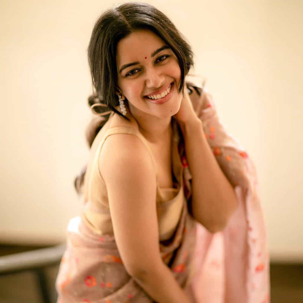 మృణాళిని రవి.. సోషల్ మీడియాలో డబ్స్మాష్తో వీడియోలు చేసి.. రాత్రికి రాత్రే సెలబ్రిటీ స్టేటస్ అందుకుంటున్నది ఈ తమిళ భామ. తమిళ నాడుకు చెందిన మృణాళిని.తమిళ నాట ఫుల్ పాపులారిటీ సంపాదించింది. తాజాగా మృణాళిని రవి బ్యూటీఫుల్ ఫోటోస్ సోషల్ మీడియాలో ఎట్ట్రాక్ట్ చేస్తున్నాయ్.