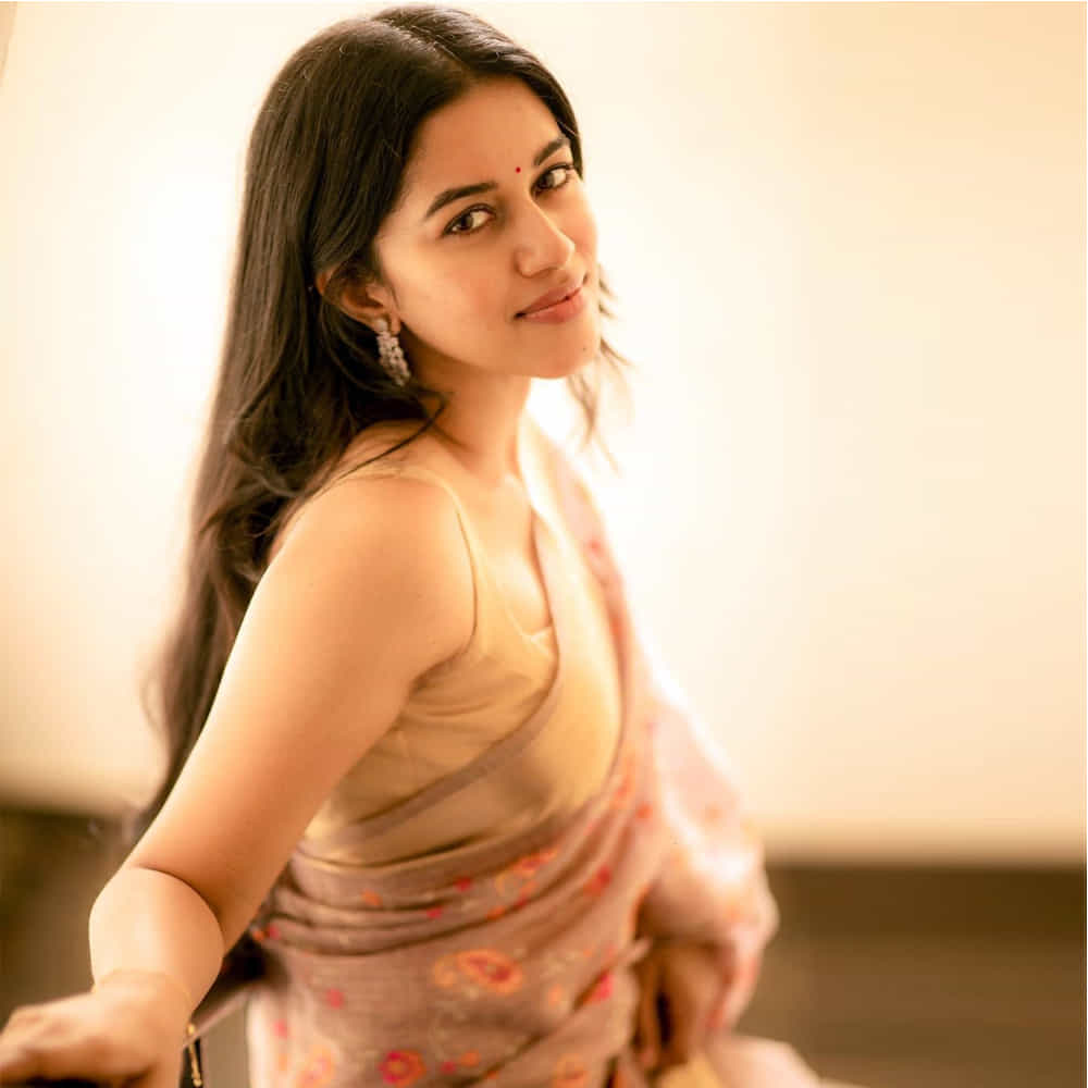 మృణాళిని రవి.. సోషల్ మీడియాలో డబ్స్మాష్తో వీడియోలు చేసి.. రాత్రికి రాత్రే సెలబ్రిటీ స్టేటస్ అందుకుంటున్నది ఈ తమిళ భామ. తమిళ నాడుకు చెందిన మృణాళిని.తమిళ నాట ఫుల్ పాపులారిటీ సంపాదించింది. తాజాగా మృణాళిని రవి బ్యూటీఫుల్ ఫోటోస్ సోషల్ మీడియాలో ఎట్ట్రాక్ట్ చేస్తున్నాయ్.