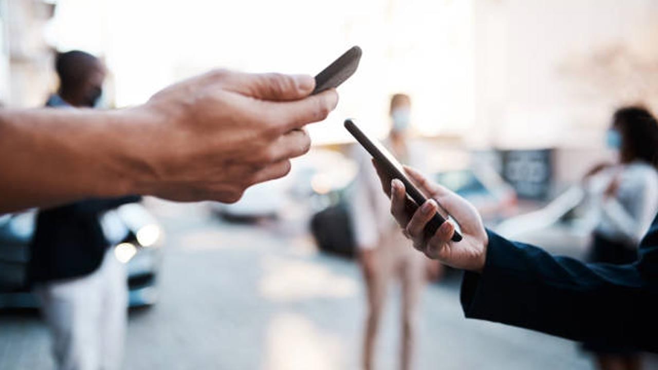 Love Today: లవ్ టుడే సినిమాలాగే ఫోన్లు మార్చుకున్న అమ్మాయి, అబ్బాయి.. కట్ చేస్తే బిగ్ షాక్..