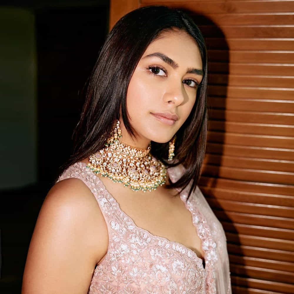ఒక్క సినిమాతోనే సౌత్ ఆడియన్స్ మనసు దోచిన బాలీవుడ్ బ్యూటీ మృణాల్‌ ఠాకూర్‌. సీతారామమ్‌ సినిమాతో సూపర్ హిట్ అందుకున్న ఈ భామ.. తెలుగు ప్రేక్షకుల మోస్ట్ ఫేవరెట్ లిస్ట్‌లో చేరిపోయారు.ఈ అమ్మడి తాజా ఫొటోస్ చూస్తూ ఫ్యాన్స్ తెగ ఎంజాయ్ చేస్తున్నారు..
