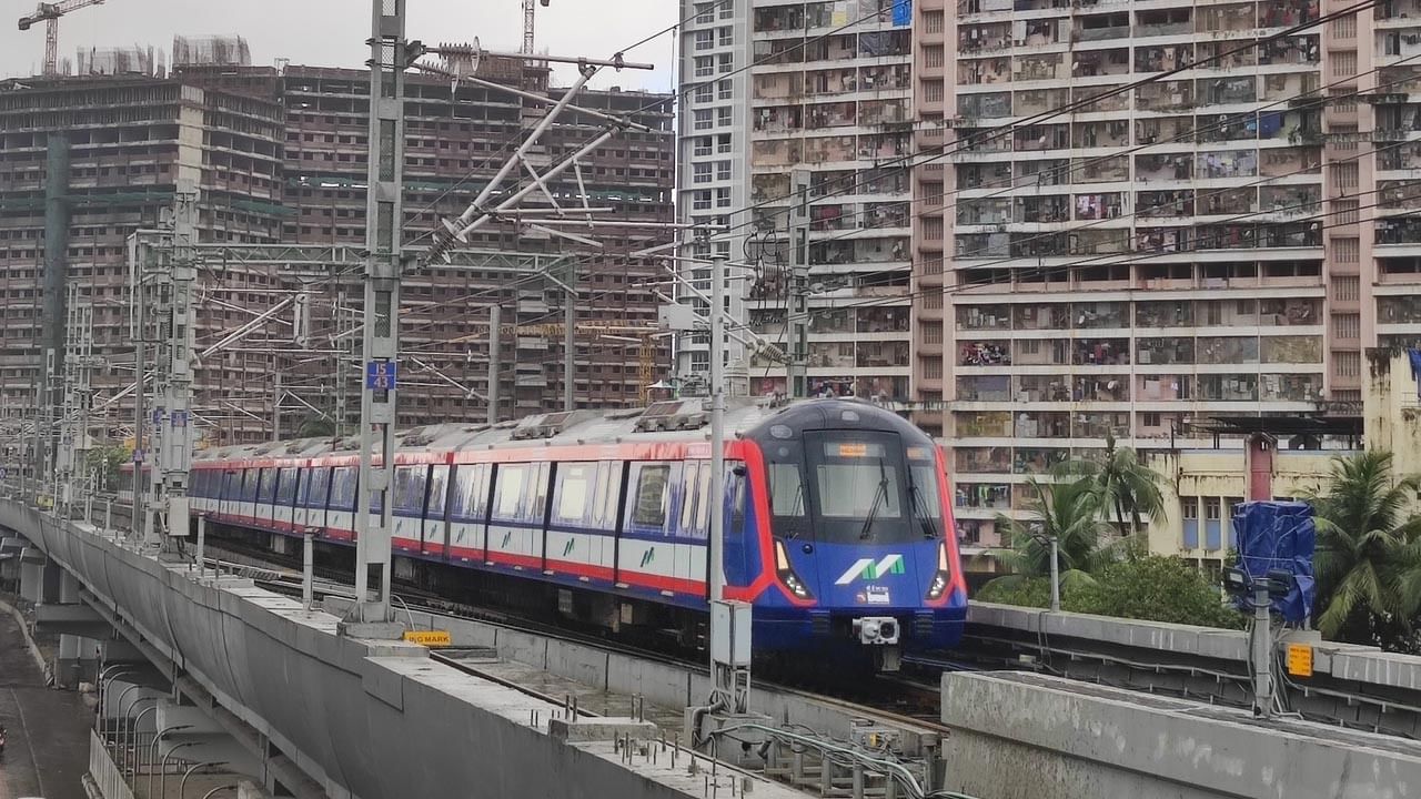 12,600 కోట్లు. 18.6 కి.మీ పొడవైన మెట్రో లైన్ 2A దహిసర్ E, డీఎన్ నగర్ (పసుపు లైన్), 16.5 km పొడవైన మెట్రో లైన్ 7 అంధేరీ ఈస్ట్,  దహిసర్ E (రెడ్ లైన్)లను కలుపుతుంది.