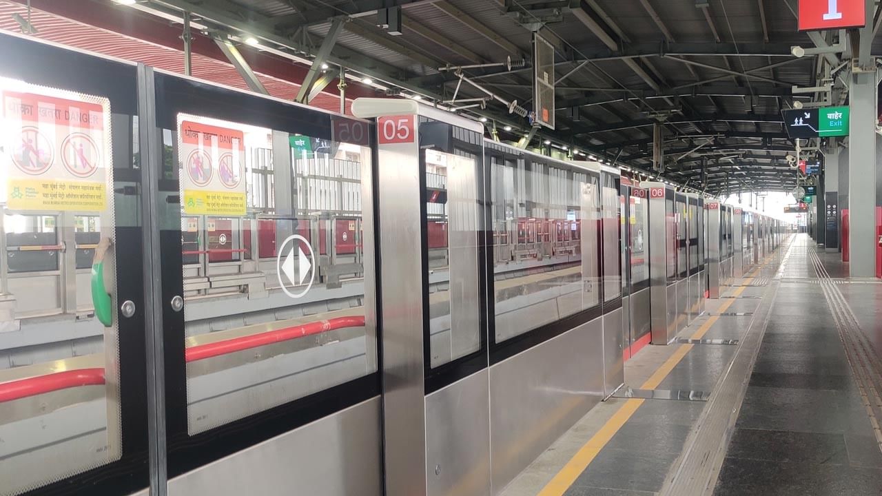 ఆరే నుంచి బీకేసీ వరకు ఆక్వా లైన్ మొదటి దశ డిసెంబర్ 2023లో ప్రారంభమైంది. రెండు ముంబై మెట్రో రైలు మార్గాలను ప్రధాని నరేంద్ర మోదీ  ప్రారంభించనున్నారు.    రెడ్ లైన్ మెట్రో మార్గం దహిసర్ ఈస్ట్, మీరా భయాందర్, అంధేరీ ఈస్ట్, సీఎస్ఐఏ టెర్మినల్‌లను కలుపుతుంది. 