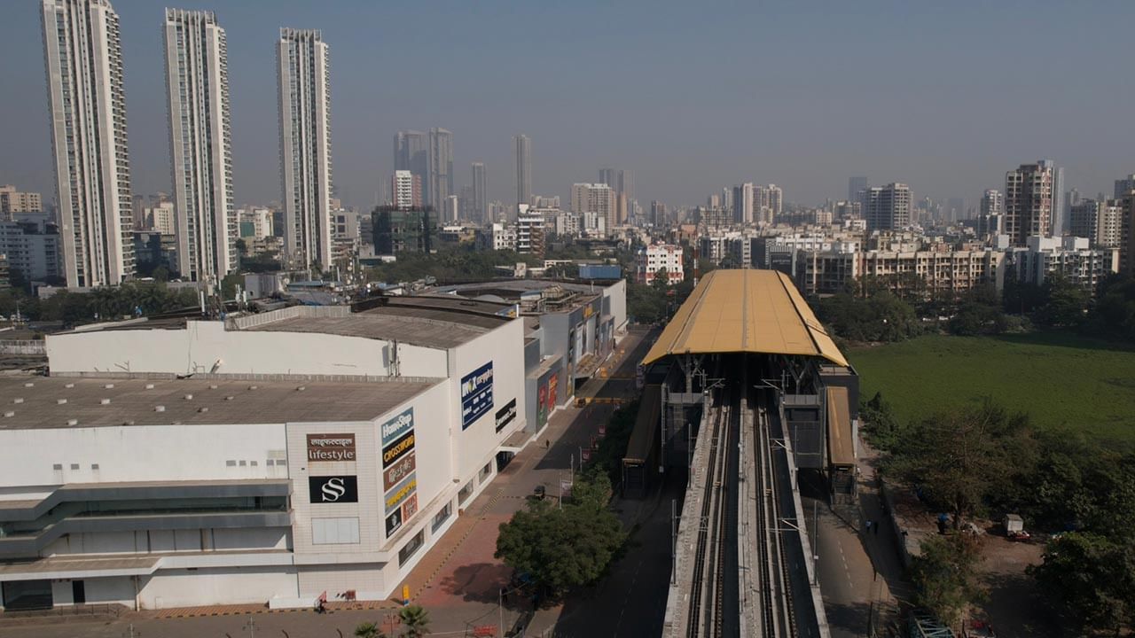 ప్రధాన మంత్రి నరేంద్ర మోదీ అక్టోబర్ 2015లో పునాది వేశారు. NDB (న్యూ డెవలప్‌మెంట్ బ్యాంక్), ADB (ఆసియా అభివృద్ధి బ్యాంక్) ఓడీఎ రుణాల (అధికారిక అభివృద్ధి సహాయం) ద్వారా మెట్రో మార్గానికి పాక్షిక ఆర్థిక సహాయం అందిస్తున్నాయి.