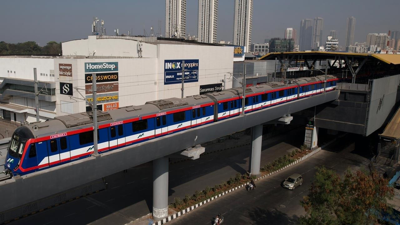 అండర్‌గ్రౌండ్ ఎలివేటెడ్ మెట్రో లైన్లు రెండింటినీ కలిగి, ముంబైలోని రెడ్ లైన్ మెట్రో మార్గం (7, 7A, 9) 31.5 కి.మీ పొడవుతో 23 స్టేషన్ స్టాప్‌లు ఉన్నాయి