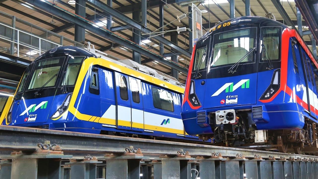  రెడ్ లైన్ మెట్రో మార్గం యొక్క దశ 1 ఏప్రిల్ 2022లో ప్రజలకు అందుబాటులోకి వచ్చింది. ఈ మార్గం తొమ్మిది మెట్రో స్టేషన్‌ల స్టాప్‌ల ద్వారా దహిసర్ ఈస్ట్ నుంచి ఆరేని కలుపుతుంది. 