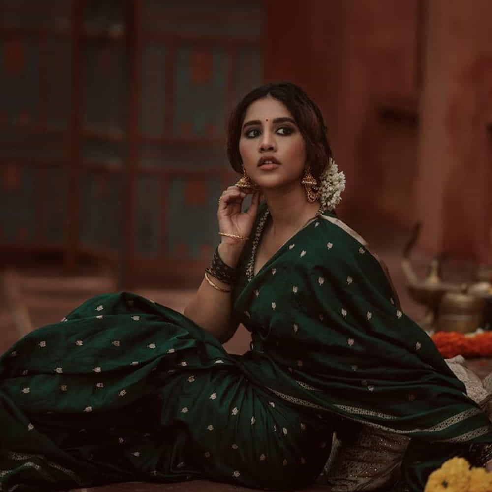 ‘నన్ను దోచుకుందువటే’ సినిమాతో తెలుగు ప్రేక్షకులకు పలకరించింది అందాల తార నభా నటేష్. తొలి చిత్రంతోనే తనదైన అందం, నటనతో ఆకట్టుకున్న ఈ ముద్దుగుమ్మ అందరి దృష్టిని ఆకర్షించింది.ఈ అమ్మడికి అవకాశాలు తక్కువ ఉన్న అందం మాత్రం ఎక్కువే. ఈ ముద్దుగుమ్మ ఫొటోస్ కు ఫిదా అవ్వని వాళ్ళు ఉండరు.