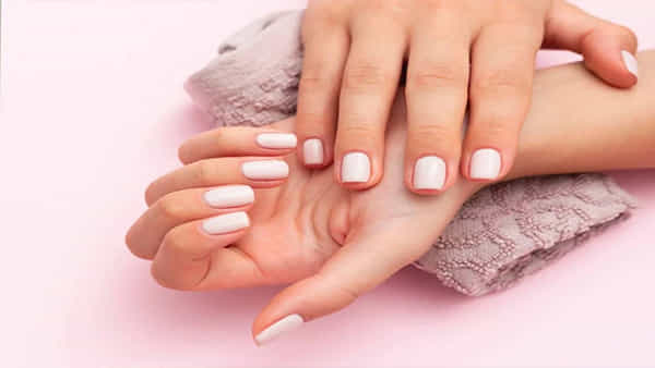 Nail Care Tips: చలికాలంలో గోళ్లు పెళుసుగా మారి విరిగిపోతున్నాయా? అయితే ఈ సింపుల్ టిప్స్తో కాపాడుకోండి