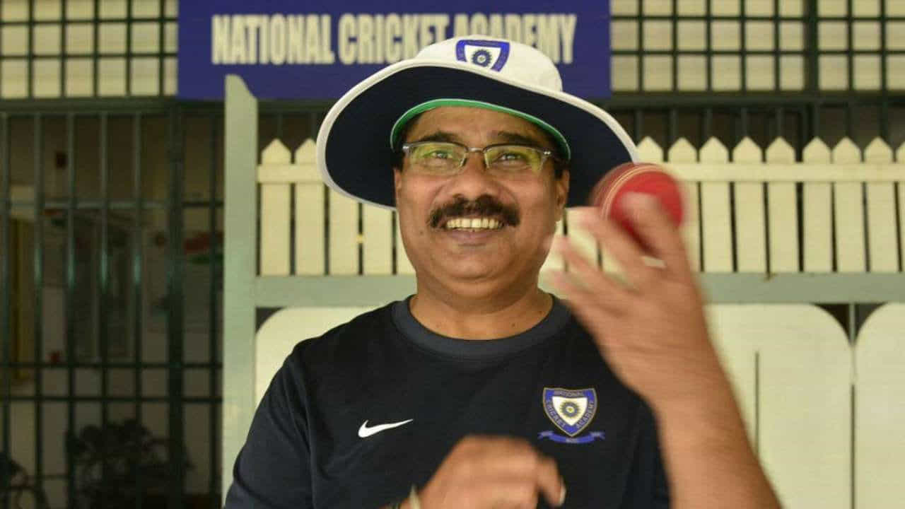 అరంగేట్రం మ్యాచ్‌లోనే హిర్వానీ 16 వికెట్లు తీసి ప్రపంచ రికార్డు సృష్టించింది. అతని రికార్డు ఇప్పటికీ 34 ఏళ్లుగా ఉంది. హిర్వానీ కెరీర్ అద్భుతంగా ప్రారంభమైంది. అతను కేవలం 4 టెస్టుల్లోనే 36 వికెట్లు పడగొట్టాడు.