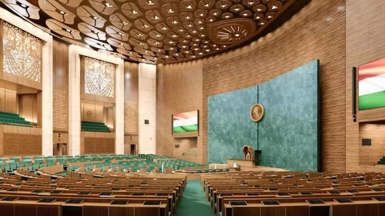 కొత్త పార్లమెంటు భవనంలో లైబ్రరీ, లాంజ్, క్యాంటీన్, కమిటీ హాల్, పార్కింగ్ సౌకర్యాలు ఉంటాయి. ఇక్కడ మరో విశేషమేమిటంటే.. కొత్త పార్లమెంట్ భవనాన్ని పూర్తిగా భూకంపం తట్టుకునేలా తీర్చిదిద్దారు. నాలుగు అంతస్థుల పార్లమెంట్ భవనం కొత్త భవన నిర్మాణానికి సుమారు రూ.971 కోట్లు ఖర్చు చేయనున్నట్టు సమాచారం.