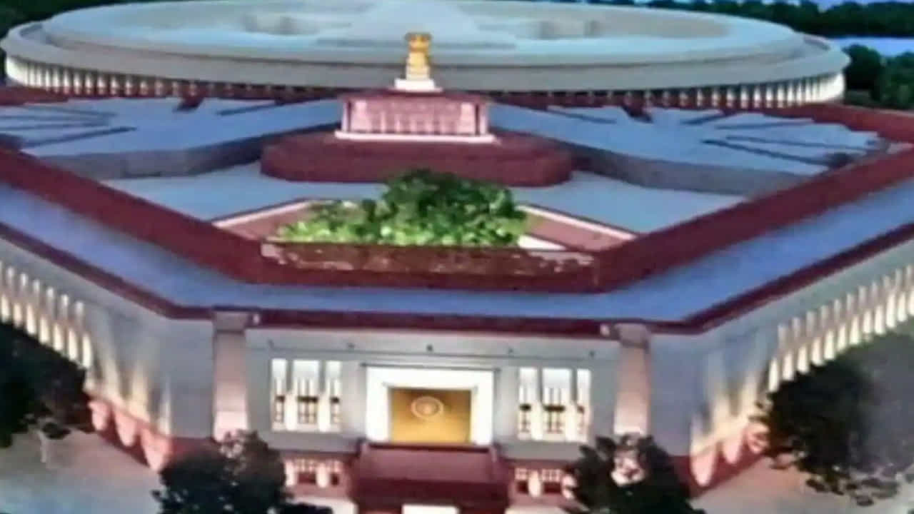 కొత్త పార్లమెంట్ హౌస్ పాత పార్లమెంట్ హౌస్ కంటే చాలా పెద్దది. ఆధునిక సౌకర్యాలతో, ఆకర్షణీయంగా ఉంటుంది. దాదాపు 65,000 చదరపు మీటర్ల విస్తీర్ణంలో కొత్త పార్లమెంట్ భవనాన్ని నిర్మిస్తున్నారు. సెంట్రల్ విస్టా ప్రాజెక్ట్ కింద కొత్త పార్లమెంట్ భవనాన్ని నిర్మిస్తున్నారు.