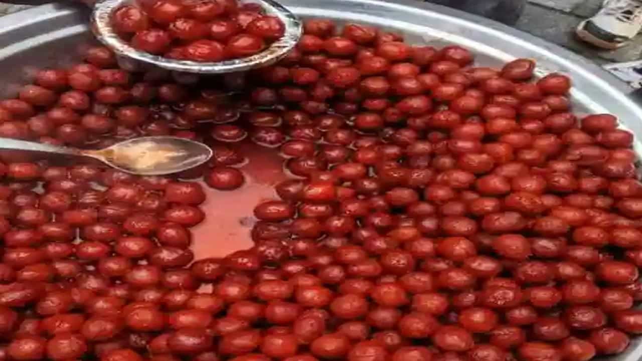 అజీర్తికి చాల మంచిది. గొంతు నొప్పిని,ఆస్తమాని కండరాల నెప్పిని తగ్గించే గుణం దీనిలో వుంది. రేగు చెట్టు బెరడును నీళ్లలో మరిగించి డికాక్షన్ గా తాగితే నీళ్ల విరేచనాలకు పని చేస్తుంది. కొన్ని ప్రాంతాలలో రేగు పండ్ల గుజ్జుతో వడియాలు పెట్టుకుంటారు.