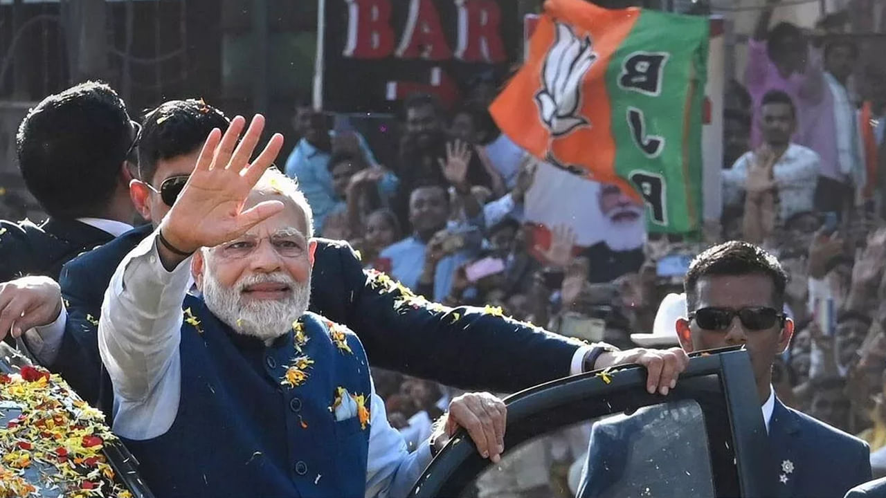 PM Modi: హస్తిన వీధుల్లో ప్రధాని మోదీ మెగా రోడ్ షో.. పూల వర్షం కురిపించిన ఢిల్లీ వాసులు..