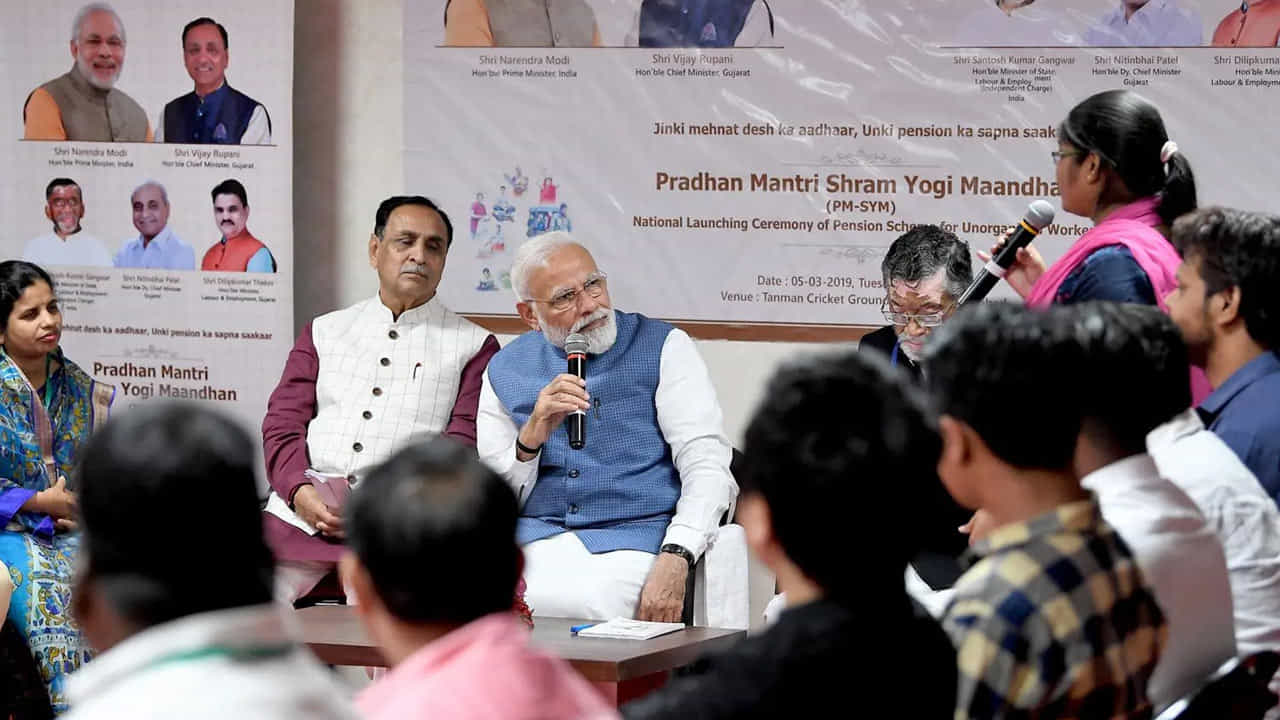 ఈ పథకం కింద, మీరు పెన్షన్ ప్లాన్లో ఎంత మొత్తాన్ని డిపాజిట్ చేస్తే, ప్రభుత్వం కూడా అదే మొత్తాన్ని జమ చేస్తుంది. ఇందులో రూ. 55 నుంచి 200 రూపాయల వరకు డిపాజిట్ చేసుకోవచ్చు. ఈ పథకం ప్రయోజనాన్ని పొందడానికి.. మీరు పేరు రిజిస్టర్ చేసుకోవడం తప్పనిసరి.