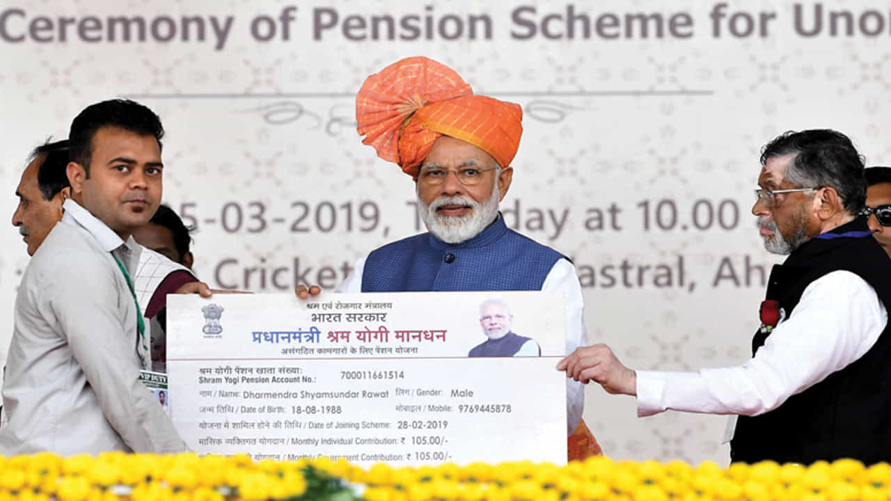ఈ పథకం కింద నెలకు కనీసం 3 వేల రూపాయలు ఇస్తారు. పెన్షన్ సమయంలో వ్యక్తి మరణిస్తే లబ్ధిదారుని భార్య లేదా భర్త పెన్షన్లో 50 శాతం పొందుతారు.
