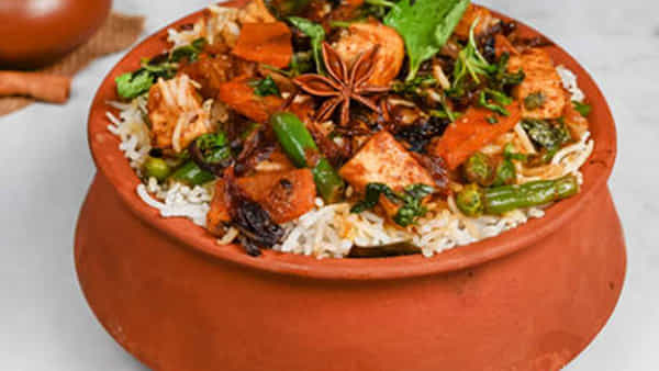 Pot Biryani: రుచికరమైన కుండ బిర్యానీ తినాలని ఉందా.. ఇంట్లో సింపుల్గా ఇలా తయారుచేసుకోండి..