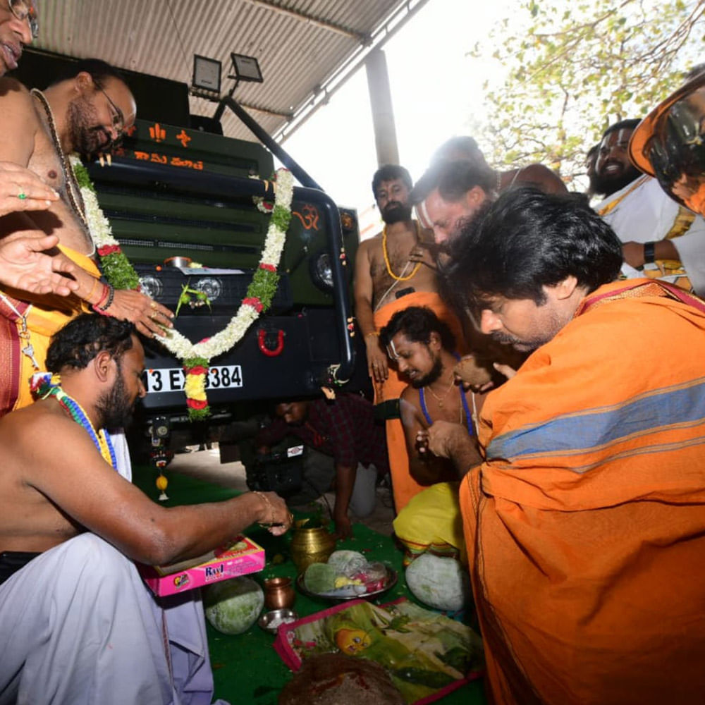 కొండగట్టు చేరుకున్న తర్వాత ఆంజనేయస్వామి ఆలయంలో వారాహి ప్రచార రథానికి శాస్త్రోక్తంగా పూజలు నిర్వహించారు. వారాహి ప్రారంభించిన అనంతరం నాచుపల్లి సమీపంలోని కోడీమ్యాల మండలం పరిధిలోని బృందావన్ రిసార్ట్‌లో తెలంగాణ జనసేన నేతలతో సమావేశం కానున్నారు. జనసేన పార్టీ ఎన్నికల ప్రచార రథం వారాహి వాహనానికి పూజల చేయడానికి నిమిత్తం జగిత్యాల జిల్లాలోని కొండగట్టు అంజన్న ఆలయానికి చేరుకున్నారు 