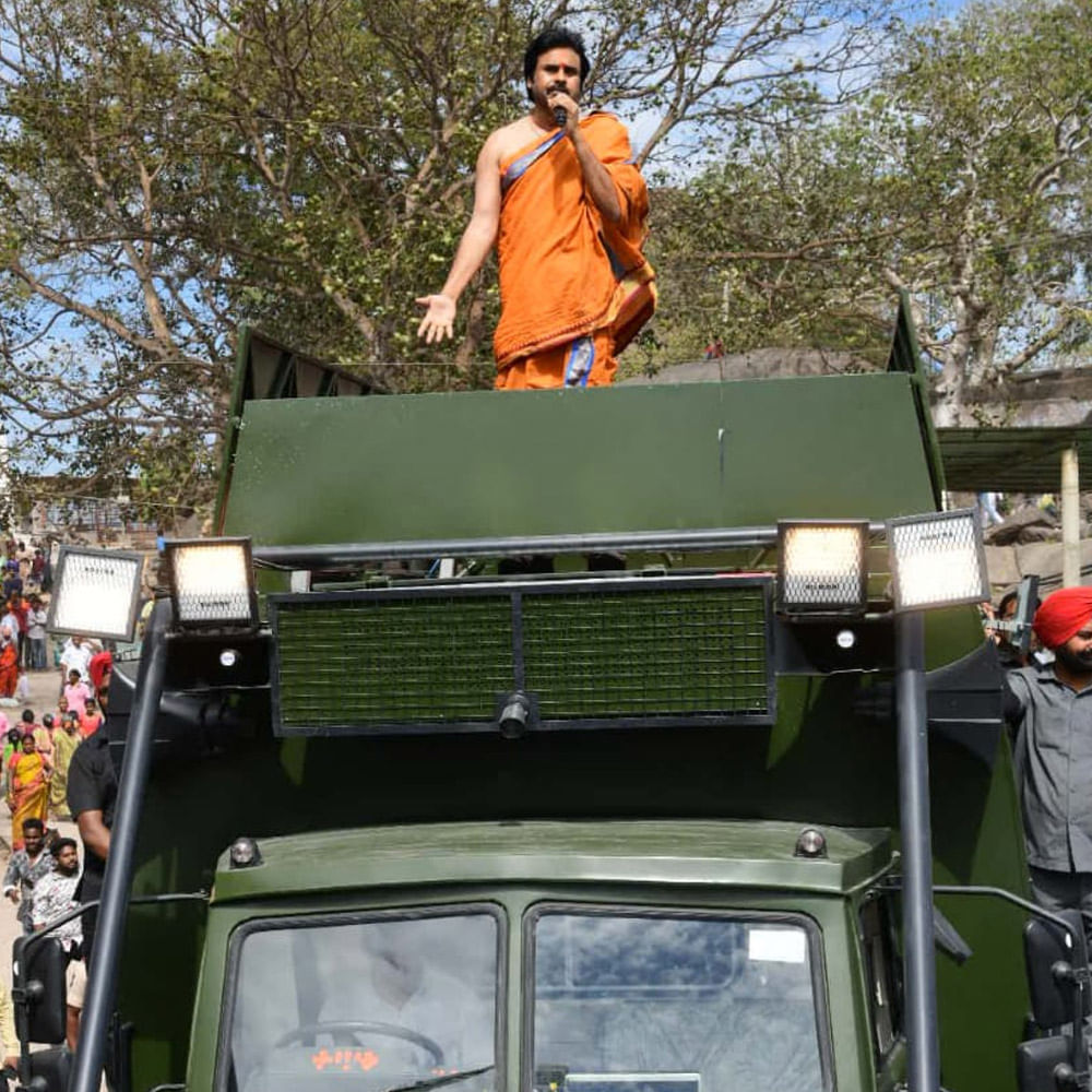 కొండగట్టు చేరుకున్న తర్వాత ఆంజనేయస్వామి ఆలయంలో వారాహి ప్రచార రథానికి శాస్త్రోక్తంగా పూజలు నిర్వహించారు. వారాహి ప్రారంభించిన అనంతరం నాచుపల్లి సమీపంలోని కోడీమ్యాల మండలం పరిధిలోని బృందావన్ రిసార్ట్‌లో తెలంగాణ జనసేన నేతలతో సమావేశం కానున్నారు. జనసేన పార్టీ ఎన్నికల ప్రచార రథం వారాహి వాహనానికి పూజల చేయడానికి నిమిత్తం జగిత్యాల జిల్లాలోని కొండగట్టు అంజన్న ఆలయానికి చేరుకున్నారు 