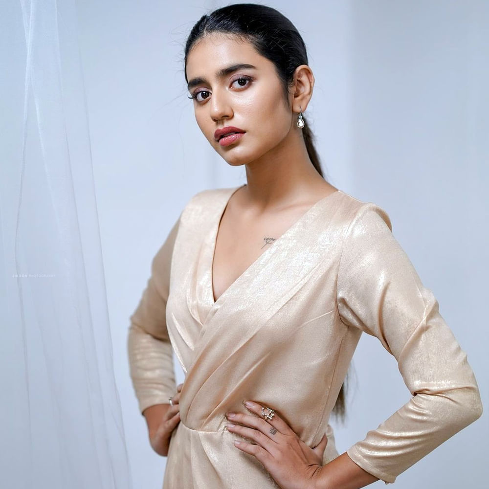 వింక్ గర్ల్ గా సోషల్ మీడియాను షేక్ చేసింది అందాల కుర్రది ప్రియా ప్రకాష్ వారియర్ . మంచి క్రేజ్ అందుకున్న ఈ బ్యూటీ పూర్తిస్థాయిలో సక్సెస్ కాలేకపోయింది. కానీ ఈ అమ్మడు సోషల్ మీడియాలో షేర్ చేసే ఫొటోస్ కు కుర్రకారు ఉక్కిరి బిక్కిరి అవుతుంటారు.. గ్లామర్ డోస్ తో అందరిని కట్టిపడేస్తుంది.