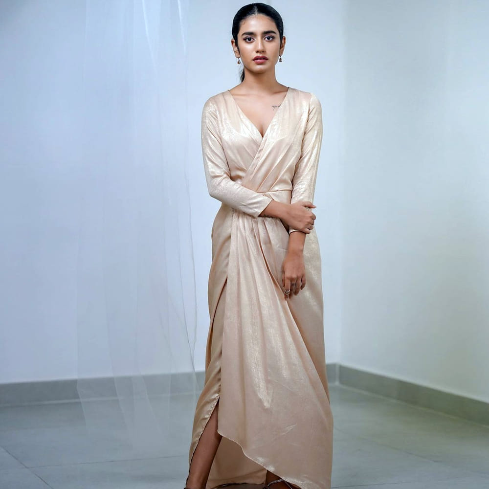 వింక్ గర్ల్ గా సోషల్ మీడియాను షేక్ చేసింది అందాల కుర్రది ప్రియా ప్రకాష్ వారియర్ . మంచి క్రేజ్ అందుకున్న ఈ బ్యూటీ పూర్తిస్థాయిలో సక్సెస్ కాలేకపోయింది. కానీ ఈ అమ్మడు సోషల్ మీడియాలో షేర్ చేసే ఫొటోస్ కు కుర్రకారు ఉక్కిరి బిక్కిరి అవుతుంటారు.. గ్లామర్ డోస్ తో అందరిని కట్టిపడేస్తుంది.