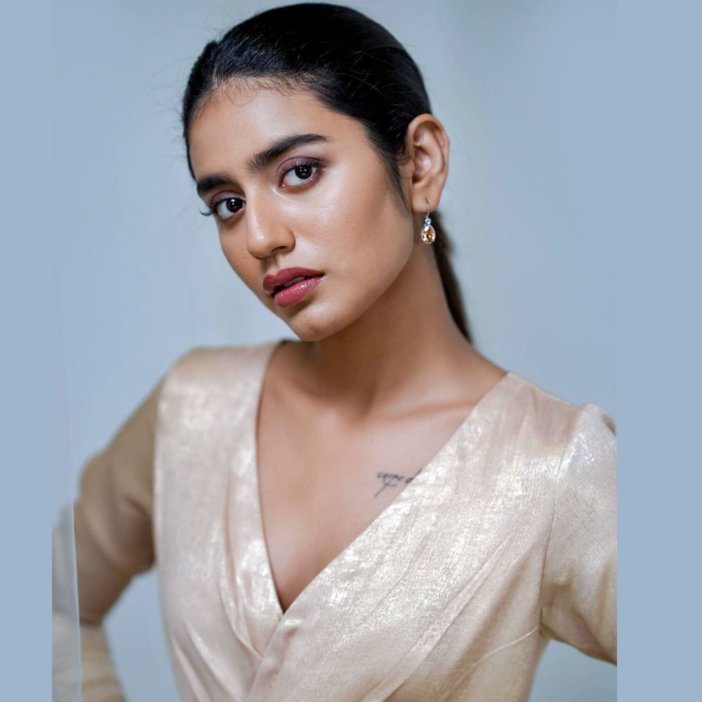 వింక్ గర్ల్ గా సోషల్ మీడియాను షేక్ చేసింది అందాల కుర్రది ప్రియా ప్రకాష్ వారియర్ . మంచి క్రేజ్ అందుకున్న ఈ బ్యూటీ పూర్తిస్థాయిలో సక్సెస్ కాలేకపోయింది. కానీ ఈ అమ్మడు సోషల్ మీడియాలో షేర్ చేసే ఫొటోస్ కు కుర్రకారు ఉక్కిరి బిక్కిరి అవుతుంటారు.. గ్లామర్ డోస్ తో అందరిని కట్టిపడేస్తుంది.