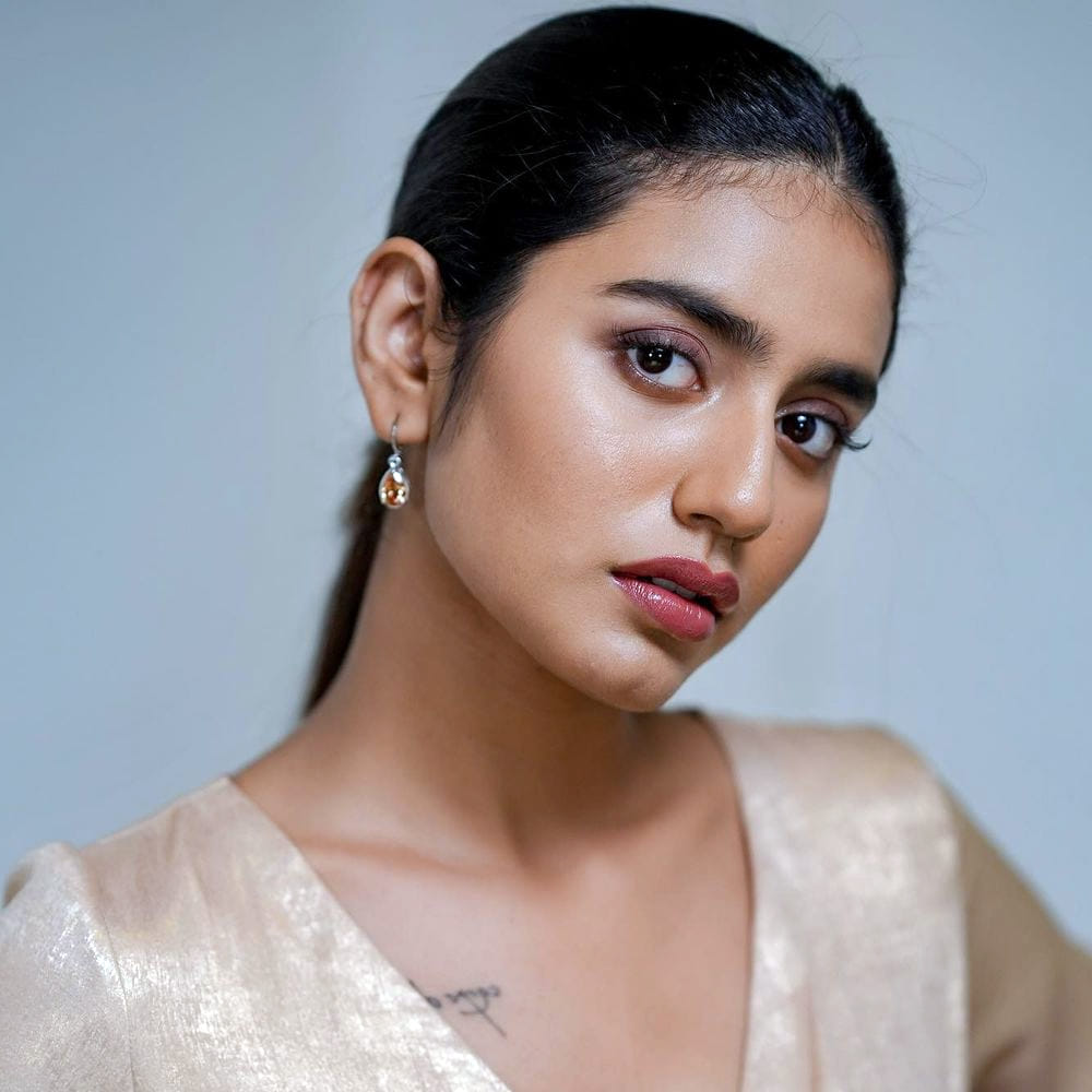 వింక్ గర్ల్ గా సోషల్ మీడియాను షేక్ చేసింది అందాల కుర్రది ప్రియా ప్రకాష్ వారియర్ . మంచి క్రేజ్ అందుకున్న ఈ బ్యూటీ పూర్తిస్థాయిలో సక్సెస్ కాలేకపోయింది. కానీ ఈ అమ్మడు సోషల్ మీడియాలో షేర్ చేసే ఫొటోస్ కు కుర్రకారు ఉక్కిరి బిక్కిరి అవుతుంటారు.. గ్లామర్ డోస్ తో అందరిని కట్టిపడేస్తుంది.