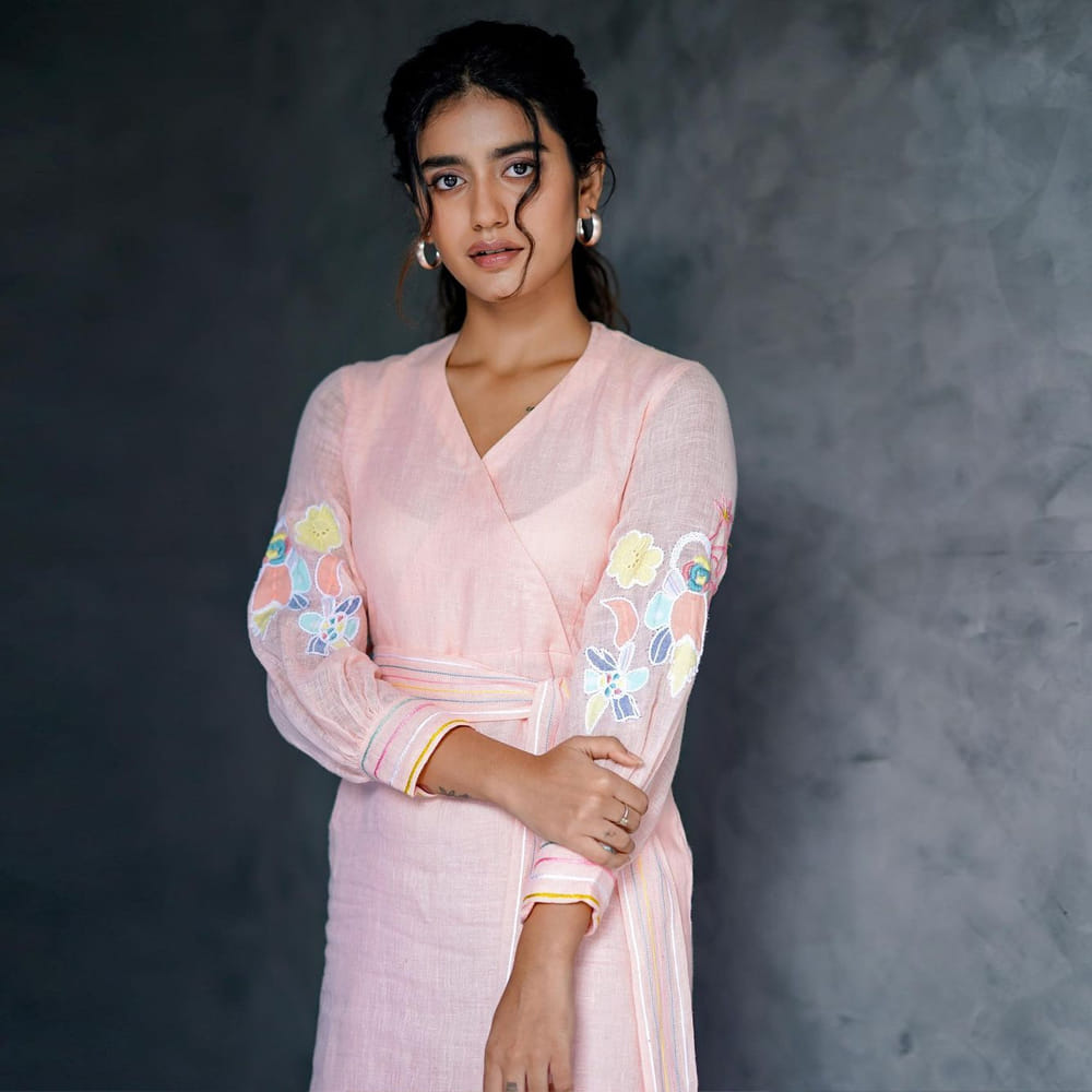 వింక్ గర్ల్ గా సోషల్ మీడియాను షేక్ చేసింది అందాల కుర్రది ప్రియా ప్రకాష్ వారియర్ . మంచి క్రేజ్ అందుకున్న ఈ బ్యూటీ పూర్తిస్థాయిలో సక్సెస్ కాలేకపోయింది. కానీ ఈ అమ్మడు సోషల్ మీడియాలో షేర్ చేసే ఫొటోస్ కు కుర్రకారు ఉక్కిరి బిక్కిరి అవుతుంటారు.. గ్లామర్ డోస్ తో అందరిని కట్టిపడేస్తుంది.