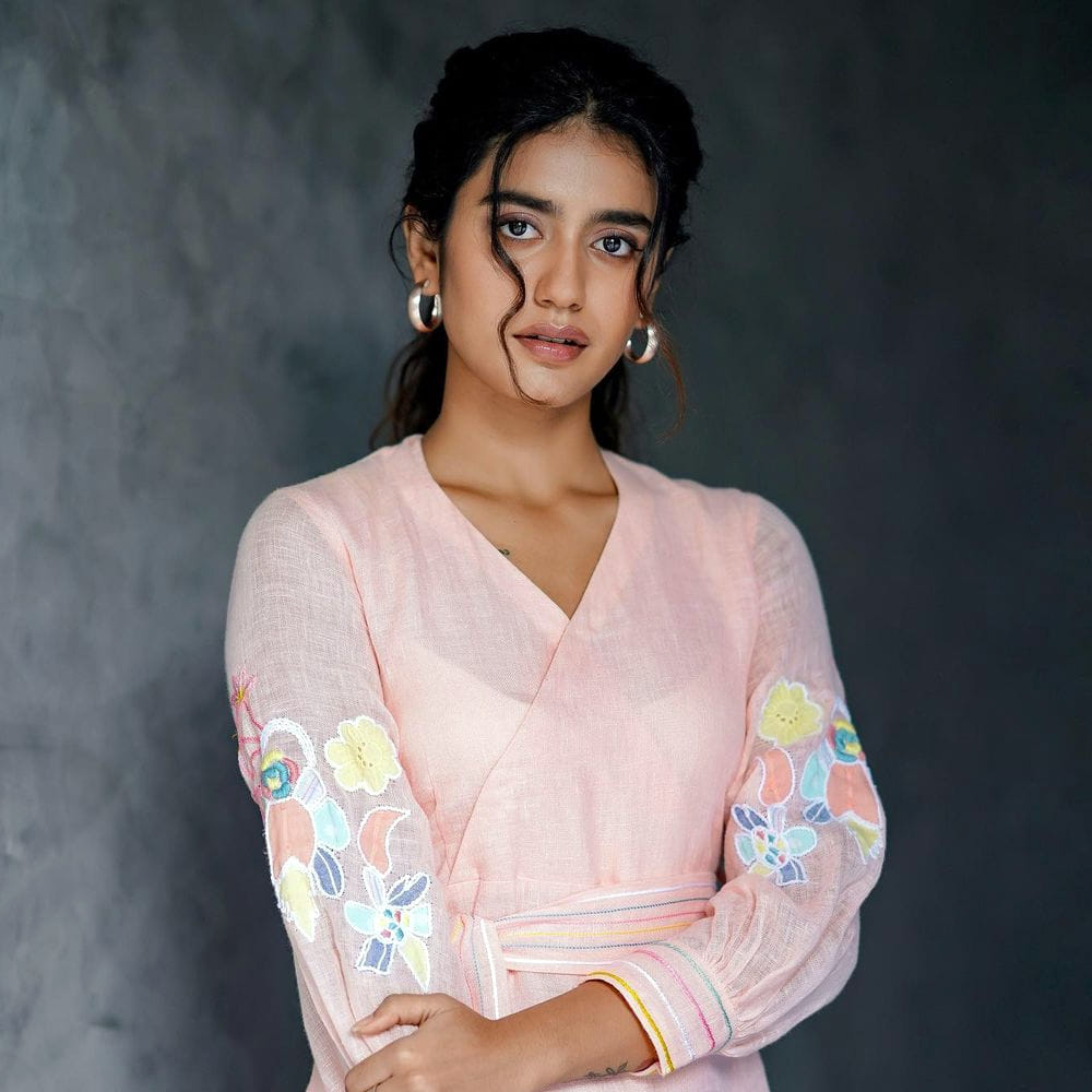 వింక్ గర్ల్ గా సోషల్ మీడియాను షేక్ చేసింది అందాల కుర్రది ప్రియా ప్రకాష్ వారియర్ . మంచి క్రేజ్ అందుకున్న ఈ బ్యూటీ పూర్తిస్థాయిలో సక్సెస్ కాలేకపోయింది. కానీ ఈ అమ్మడు సోషల్ మీడియాలో షేర్ చేసే ఫొటోస్ కు కుర్రకారు ఉక్కిరి బిక్కిరి అవుతుంటారు.. గ్లామర్ డోస్ తో అందరిని కట్టిపడేస్తుంది.