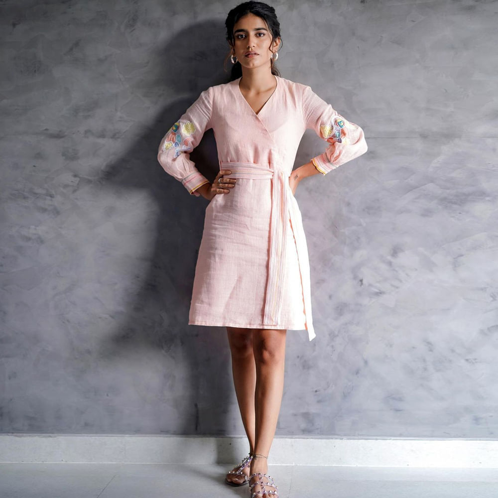 వింక్ గర్ల్ గా సోషల్ మీడియాను షేక్ చేసింది అందాల కుర్రది ప్రియా ప్రకాష్ వారియర్ . మంచి క్రేజ్ అందుకున్న ఈ బ్యూటీ పూర్తిస్థాయిలో సక్సెస్ కాలేకపోయింది. కానీ ఈ అమ్మడు సోషల్ మీడియాలో షేర్ చేసే ఫొటోస్ కు కుర్రకారు ఉక్కిరి బిక్కిరి అవుతుంటారు.. గ్లామర్ డోస్ తో అందరిని కట్టిపడేస్తుంది.