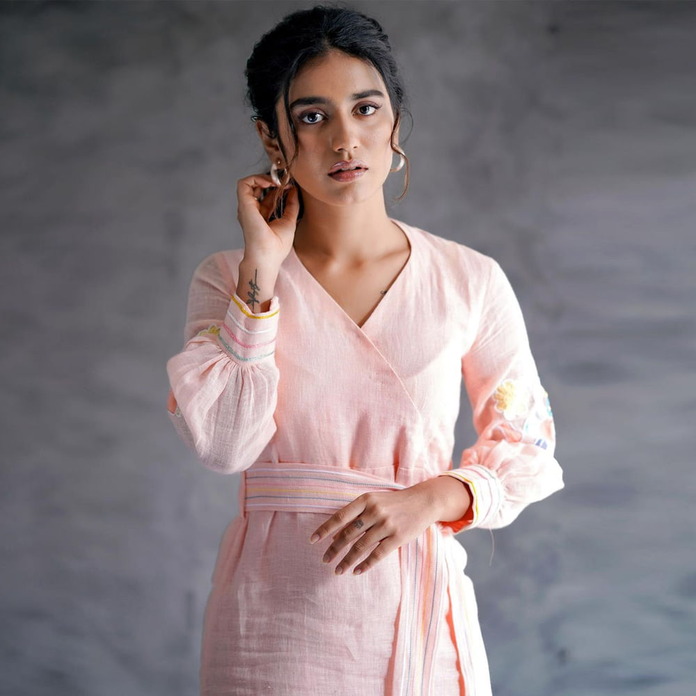 వింక్ గర్ల్ గా సోషల్ మీడియాను షేక్ చేసింది అందాల కుర్రది ప్రియా ప్రకాష్ వారియర్ . మంచి క్రేజ్ అందుకున్న ఈ బ్యూటీ పూర్తిస్థాయిలో సక్సెస్ కాలేకపోయింది. కానీ ఈ అమ్మడు సోషల్ మీడియాలో షేర్ చేసే ఫొటోస్ కు కుర్రకారు ఉక్కిరి బిక్కిరి అవుతుంటారు.. గ్లామర్ డోస్ తో అందరిని కట్టిపడేస్తుంది.