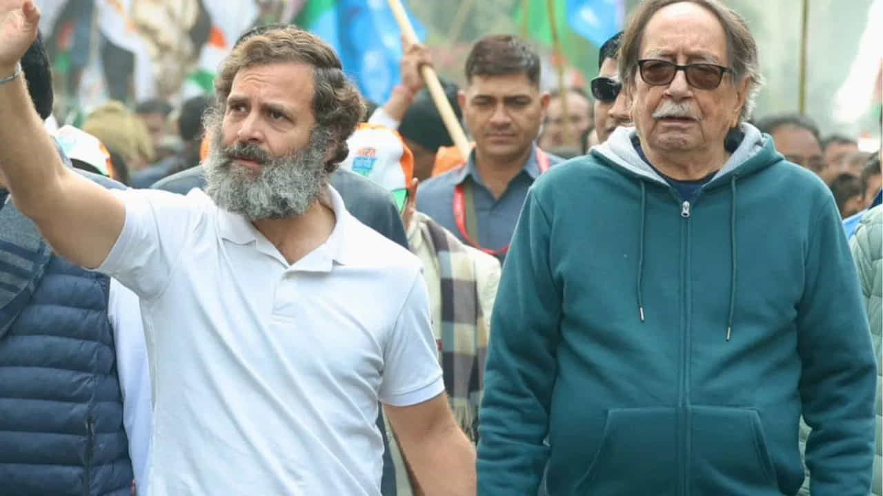 నేడు ఢిల్లీలో యాత్ర తిరిగి ప్రారంభమైన ఈ సందర్భంగా.. ఇండియన్ ఇంటెలిజెన్స్ బ్యూరో మాజీ స్పెషల్ డైరెక్టర్, రీసెర్చ్ అండ్ అనాలిసిస్ వింగ్ (రా) మాజీ సెక్రటరీ అమర్జిత్ సింగ్ దులత్ రాహుల్ గాంధీతో కలిసి యాత్రలో పాల్గొన్నారు.