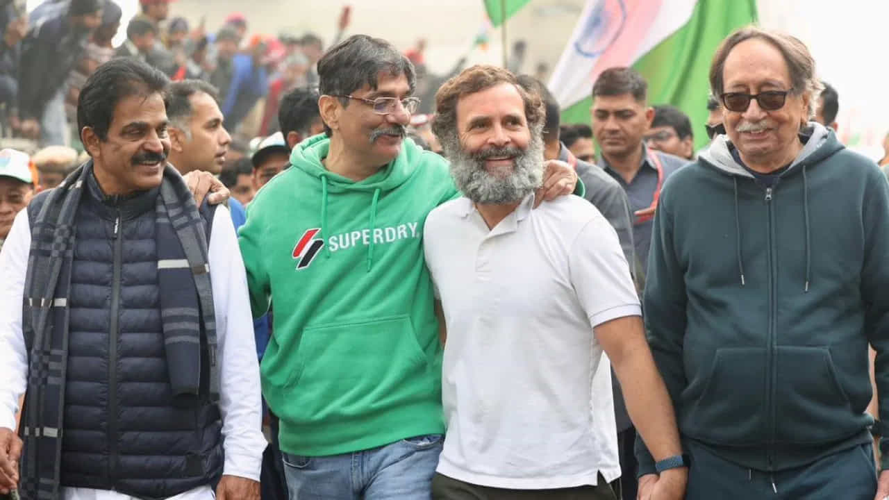 పదవీ విరమణ తర్వాత ఏఎస్ దులత్ జనవరి 2000 నుంచి మే 2004 వరకు ప్రధాన మంత్రి కార్యాలయంలో జమ్మూకాశ్మీర్ విషయంలో సలహాదారుగా కూడా పనిచేశారు. ఢిల్లీలో కాంగ్రెస్ ఎంపీ రాహుల్ గాంధీతో కలిసి దులత్ భారత్ జోడో యాత్రలో పాల్గొన్నారు.
