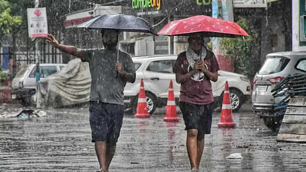 బంగాళాఖాతంలో వాయిగుండం.. జోరుగా వర్షాలు.. అక్కడ స్కూళ్లు, కాలేజీలు బంద్..