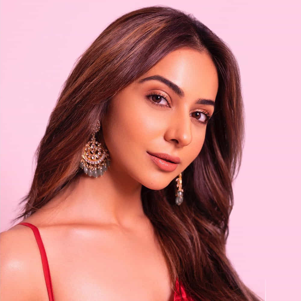 టాలీవుడ్ టాప్ హీరోయిన్ల లిస్ట్ లో తక్కువ టైం లోనే చేరింది అందాల తార రకుల్ ప్రీత్ సింగ్. వరుస సినిమాలు అవకాశాలు దక్కించుకున్న ఈ బ్యూటీ.. టాలీవుడ్లో దాదాపు అందరు అగ్రహీరోల సరసన ఆడిపాడింది.ఈ ముద్దుగుమ్మ తాజా ఫొటోస్ చుస్తే వావ్ అనాల్సిందే.