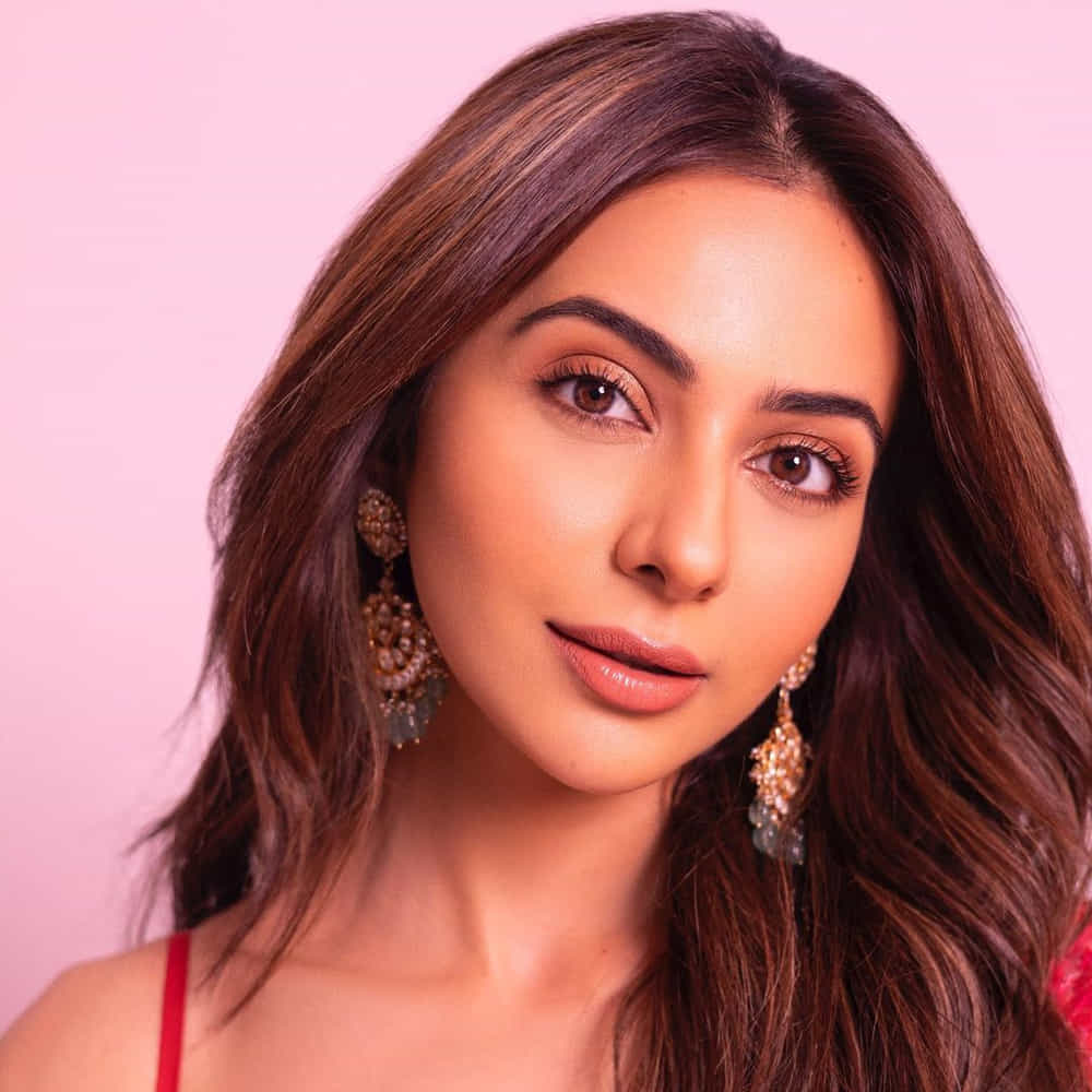 టాలీవుడ్ టాప్ హీరోయిన్ల లిస్ట్ లో తక్కువ టైం లోనే చేరింది అందాల తార రకుల్ ప్రీత్ సింగ్. వరుస సినిమాలు అవకాశాలు దక్కించుకున్న ఈ బ్యూటీ.. టాలీవుడ్లో దాదాపు అందరు అగ్రహీరోల సరసన ఆడిపాడింది.ఈ ముద్దుగుమ్మ తాజా ఫొటోస్ చుస్తే వావ్ అనాల్సిందే.