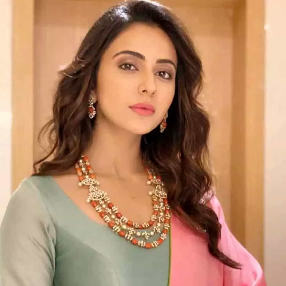 ఒకసారి నన్ను ఓ సినిమాకు సెలక్ట్ చేసి షూటింగ్ చేసి ఆ తర్వాత హీరోయిన్ ను మార్చేశారు అని చెప్పుకొచ్చింది. కానీ దాన్ని నేను పోరాడుతున్నా అని అనుకోలేదు. పోరాటం అనే పదాన్ని నేను ఒప్పుకోనూ.. కష్టపడకుండా ఏదీ ఈజీగా రాదు అని నేను నమ్ముతాను.. ఆత్మవిశ్వసంతో అడుగులు వేశాను కాబట్టే ఇప్పుడు ఈ పొజీషన్ లో ఉన్నా అని తెలిపింది రకుల్.