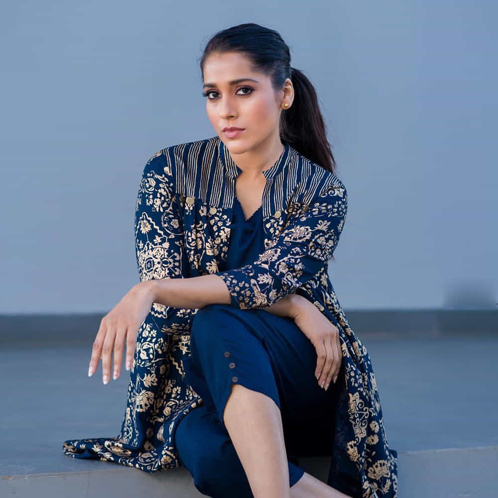 యాంకర్గా బుల్లి తెర ప్రేక్షకులను తన చలాకీ తనంలో ఆకట్టుకునే రష్మీ.. సోషల్ మీడియాలోనూ యాక్టివ్గా ఉంటుంది. తన లేటెస్ట్ ఫోటోలను ఎప్పటికప్పుడు అభిమానులతో పంచుకునే ఈ అమ్మడు తాజాగా చీర కట్టులో దిగిన కొన్ని ఫోటోలను పోస్ట్ చేసింది..