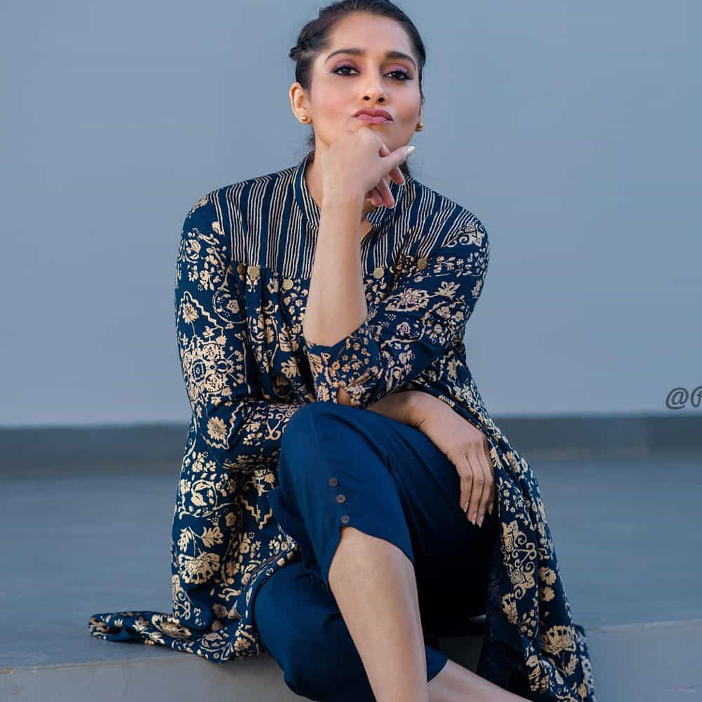 యాంకర్గా బుల్లి తెర ప్రేక్షకులను తన చలాకీ తనంలో ఆకట్టుకునే రష్మీ.. సోషల్ మీడియాలోనూ యాక్టివ్గా ఉంటుంది. తన లేటెస్ట్ ఫోటోలను ఎప్పటికప్పుడు అభిమానులతో పంచుకునే ఈ అమ్మడు తాజాగా చీర కట్టులో దిగిన కొన్ని ఫోటోలను పోస్ట్ చేసింది..
