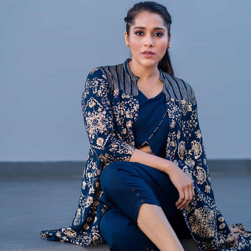 యాంకర్గా బుల్లి తెర ప్రేక్షకులను తన చలాకీ తనంలో ఆకట్టుకునే రష్మీ.. సోషల్ మీడియాలోనూ యాక్టివ్గా ఉంటుంది. తన లేటెస్ట్ ఫోటోలను ఎప్పటికప్పుడు అభిమానులతో పంచుకునే ఈ అమ్మడు తాజాగా చీర కట్టులో దిగిన కొన్ని ఫోటోలను పోస్ట్ చేసింది..