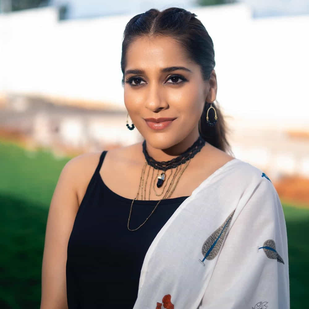 యాంకర్‌గా బుల్లి తెర ప్రేక్షకులను తన చలాకీ తనంలో ఆకట్టుకునే రష్మీ.. సోషల్‌ మీడియాలోనూ యాక్టివ్‌గా ఉంటుంది. తన లేటెస్ట్‌ ఫోటోలను ఎప్పటికప్పుడు అభిమానులతో పంచుకునే ఈ అమ్మడు తాజాగా చీర కట్టులో దిగిన కొన్ని ఫోటోలను పోస్ట్‌ చేసింది..	