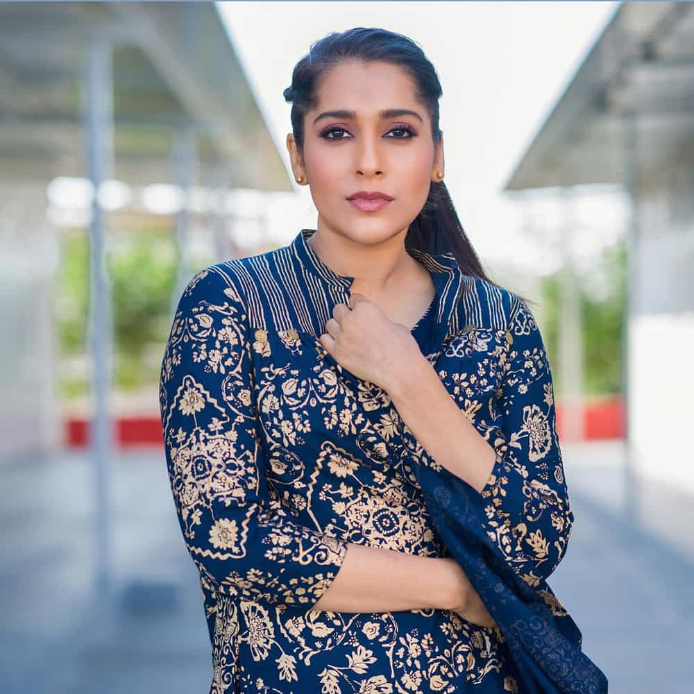 యాంకర్గా బుల్లి తెర ప్రేక్షకులను తన చలాకీ తనంలో ఆకట్టుకునే రష్మీ.. సోషల్ మీడియాలోనూ యాక్టివ్గా ఉంటుంది. తన లేటెస్ట్ ఫోటోలను ఎప్పటికప్పుడు అభిమానులతో పంచుకునే ఈ అమ్మడు తాజాగా చీర కట్టులో దిగిన కొన్ని ఫోటోలను పోస్ట్ చేసింది..