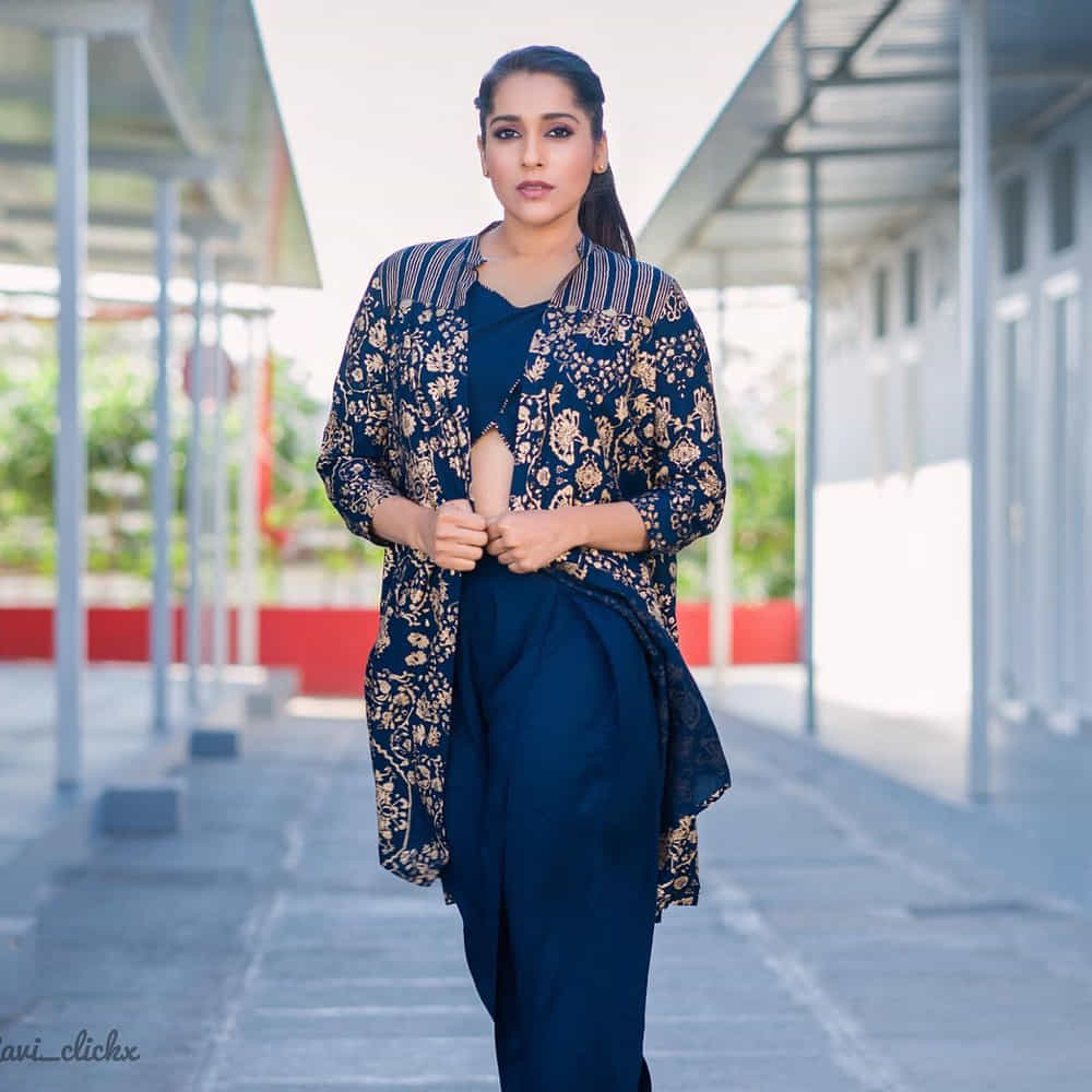 యాంకర్గా బుల్లి తెర ప్రేక్షకులను తన చలాకీ తనంలో ఆకట్టుకునే రష్మీ.. సోషల్ మీడియాలోనూ యాక్టివ్గా ఉంటుంది. తన లేటెస్ట్ ఫోటోలను ఎప్పటికప్పుడు అభిమానులతో పంచుకునే ఈ అమ్మడు తాజాగా చీర కట్టులో దిగిన కొన్ని ఫోటోలను పోస్ట్ చేసింది..