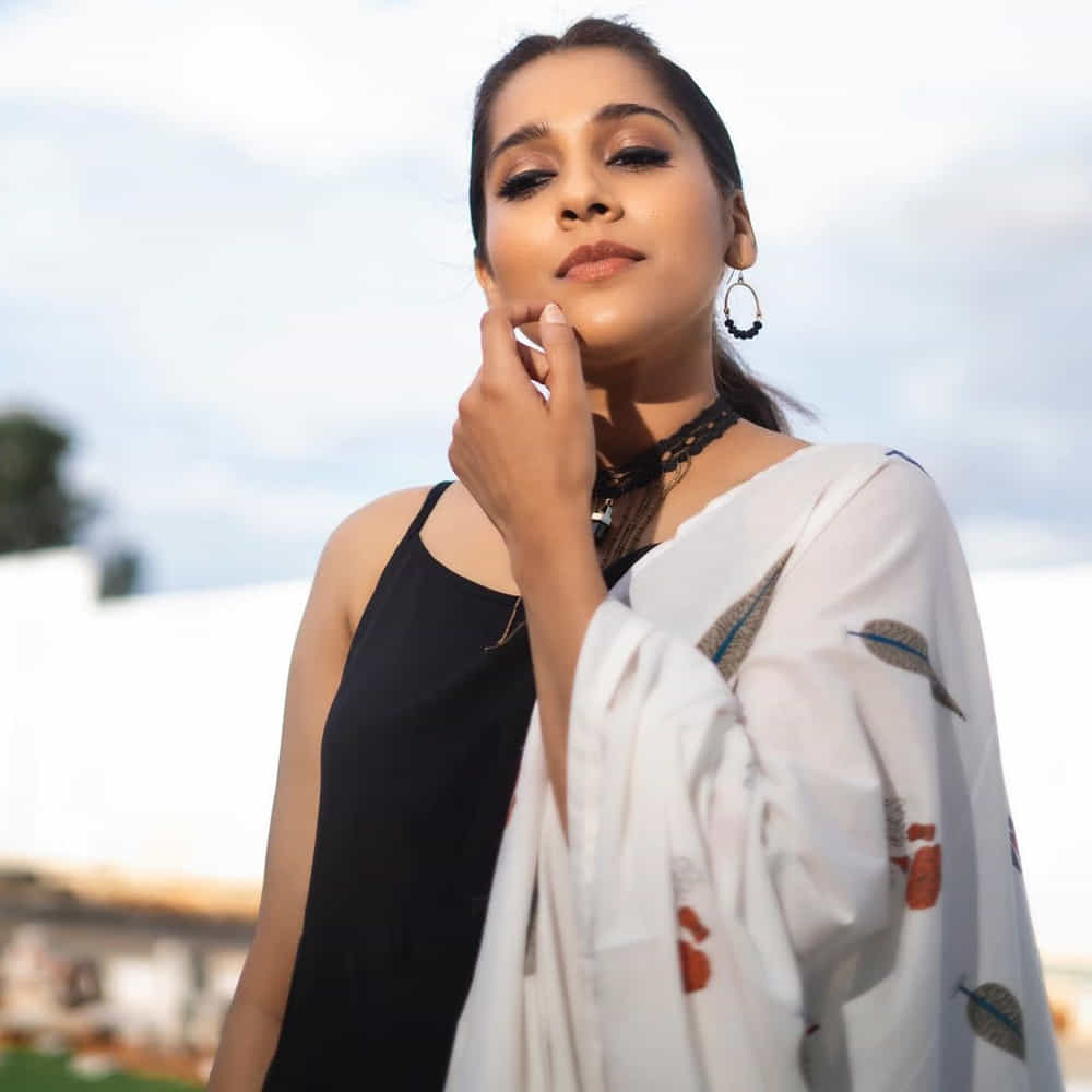 యాంకర్‌గా బుల్లి తెర ప్రేక్షకులను తన చలాకీ తనంలో ఆకట్టుకునే రష్మీ.. సోషల్‌ మీడియాలోనూ యాక్టివ్‌గా ఉంటుంది. తన లేటెస్ట్‌ ఫోటోలను ఎప్పటికప్పుడు అభిమానులతో పంచుకునే ఈ అమ్మడు తాజాగా చీర కట్టులో దిగిన కొన్ని ఫోటోలను పోస్ట్‌ చేసింది..	
