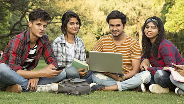 Reliance scholarship: డిగ్రీ విద్యార్థులకు రియలన్స్ ఫౌండేషన్ స్కాలర్షిప్.. రూ. 2 లక్షలు పొందే అవకాశం.