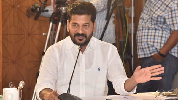 Telangana Congress: తెలంగాణ కాంగ్రెస్లో మరో కలకలం.. వైఎస్ఆర్ కేంద్రంగా నేతల మధ్య పరోక్ష యుద్ధం..